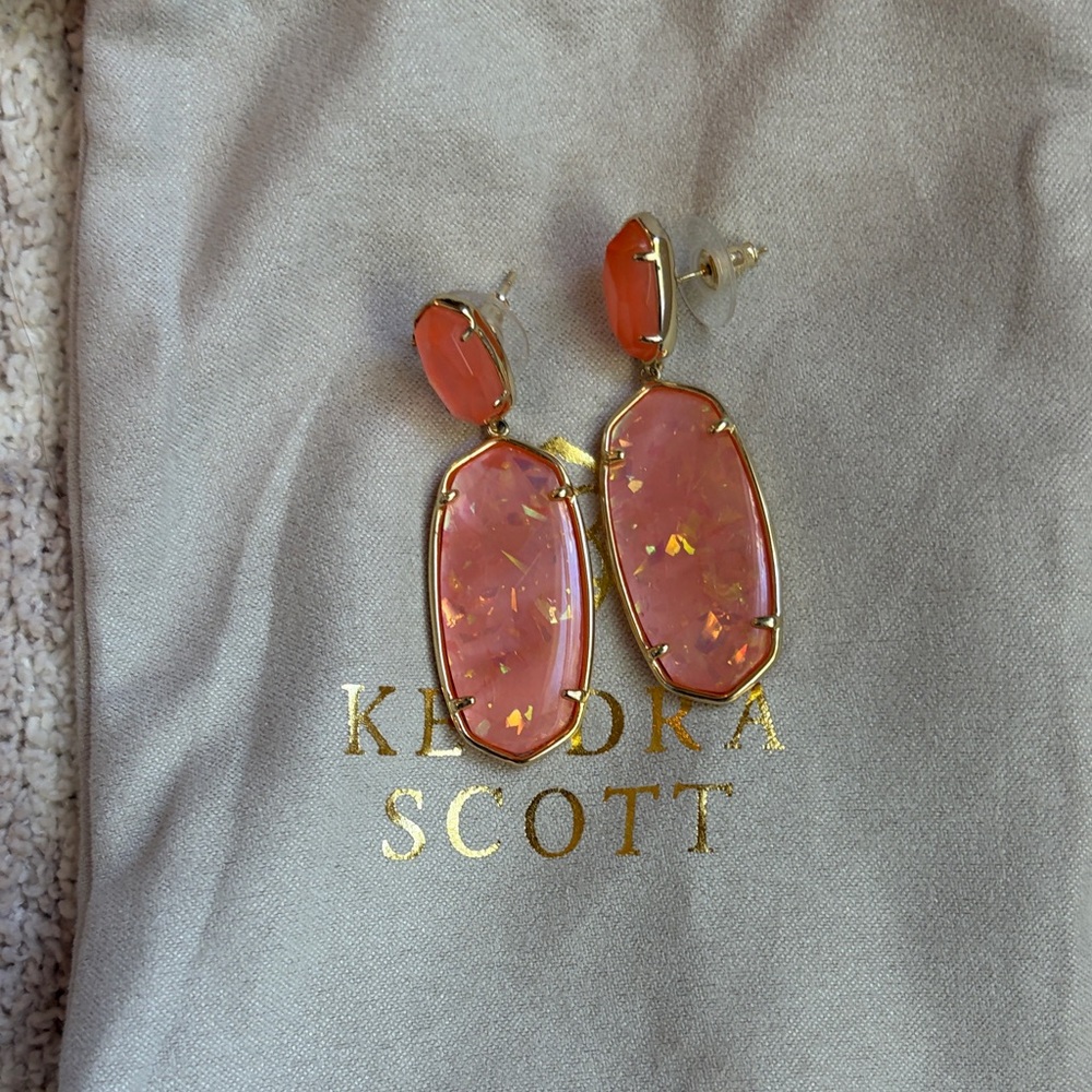 Kendra Scott Elle Statement earrings in Coral Illusion